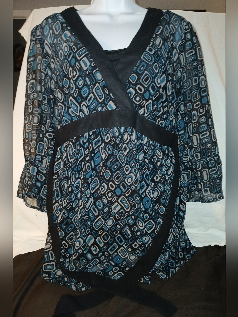 Pre-loved Women's Blue Patterned V-Neck Tunic Top.